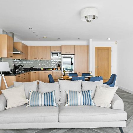 A7 Masts - Striking Beach Bolthole Apartment With Beautiful Sea Views Private Balcony & Parking Torquay Buitenkant foto