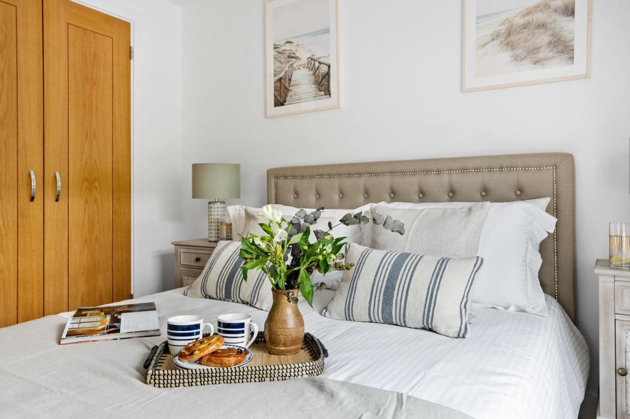 A7 Masts - Striking Beach Bolthole Apartment With Beautiful Sea Views Private Balcony & Parking Torquay Buitenkant foto