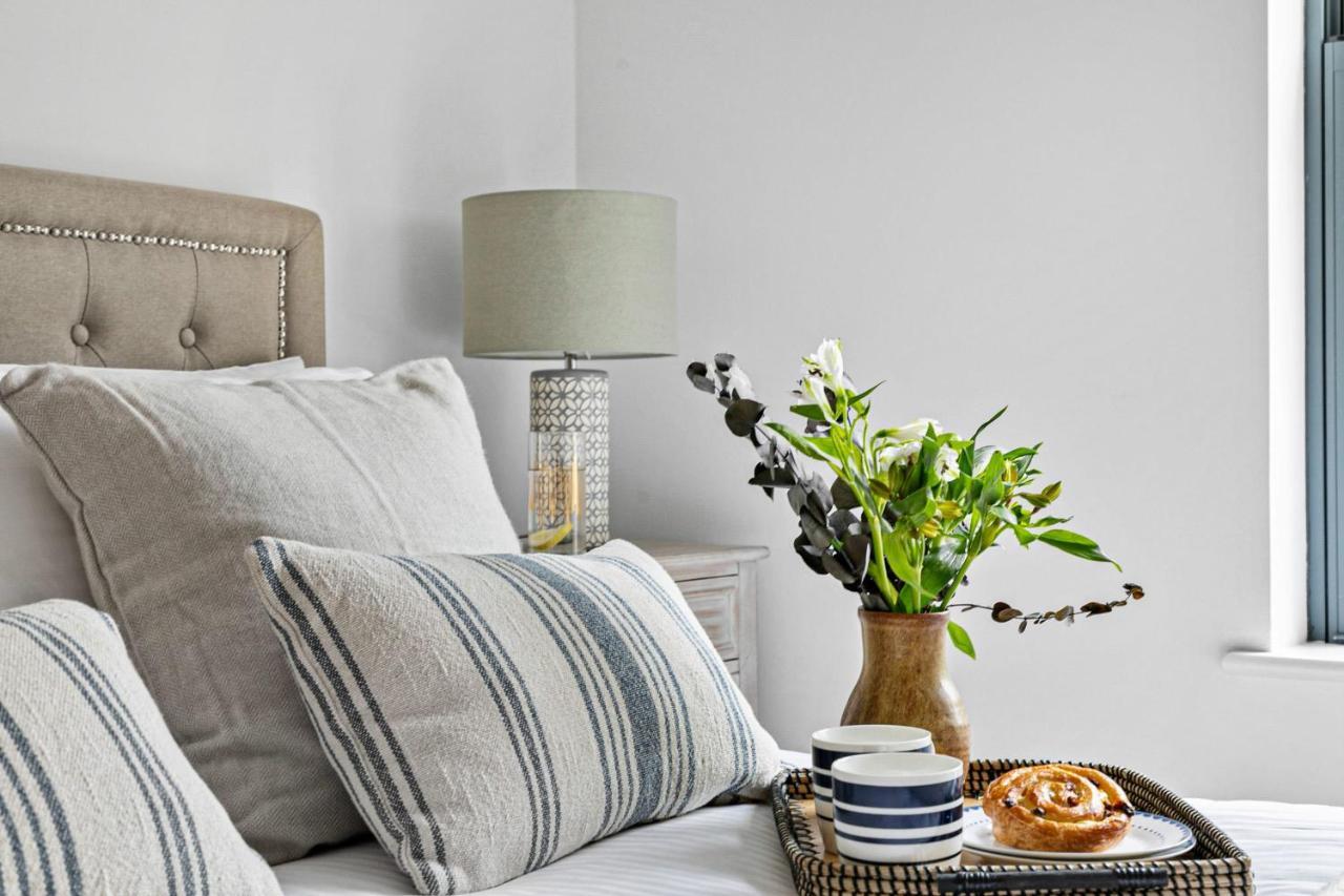 A7 Masts - Striking Beach Bolthole Apartment With Beautiful Sea Views Private Balcony & Parking Torquay Buitenkant foto