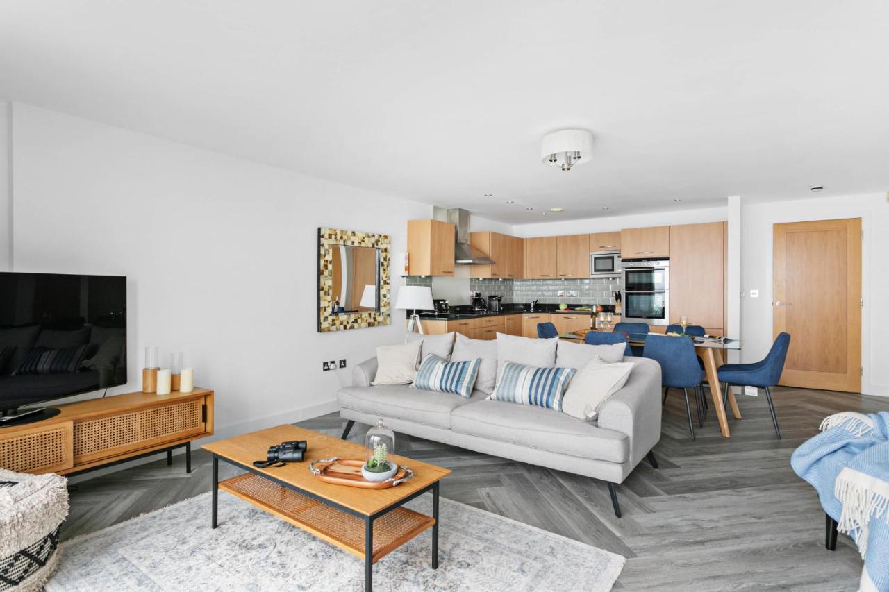 A7 Masts - Striking Beach Bolthole Apartment With Beautiful Sea Views Private Balcony & Parking Torquay Buitenkant foto
