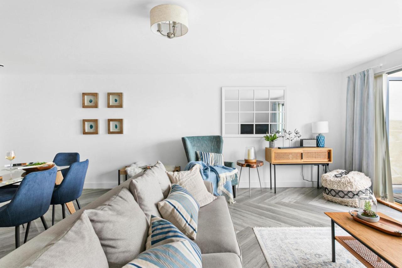 A7 Masts - Striking Beach Bolthole Apartment With Beautiful Sea Views Private Balcony & Parking Torquay Buitenkant foto