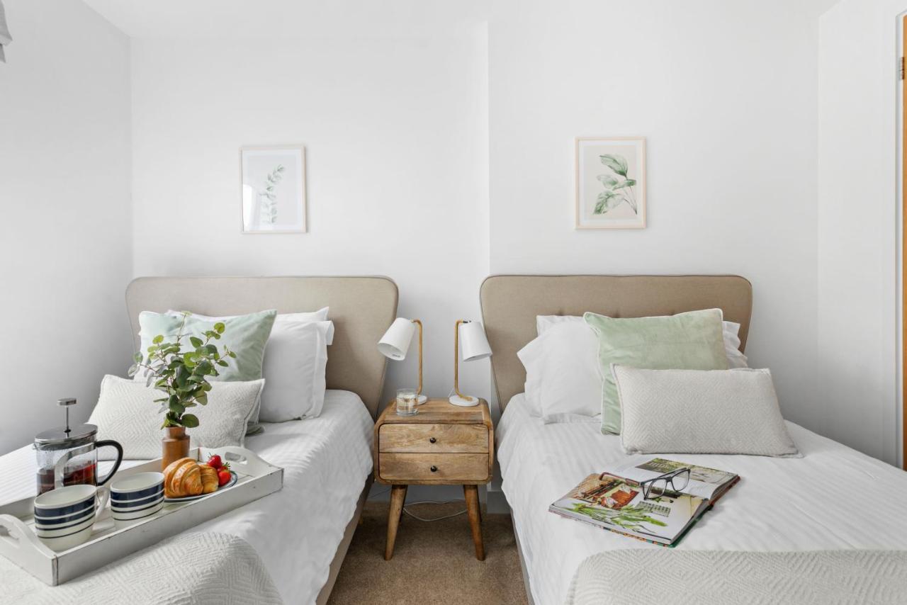 A7 Masts - Striking Beach Bolthole Apartment With Beautiful Sea Views Private Balcony & Parking Torquay Buitenkant foto