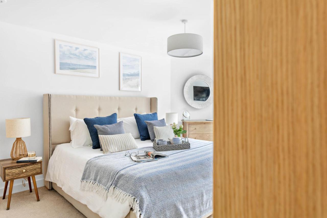 A7 Masts - Striking Beach Bolthole Apartment With Beautiful Sea Views Private Balcony & Parking Torquay Buitenkant foto