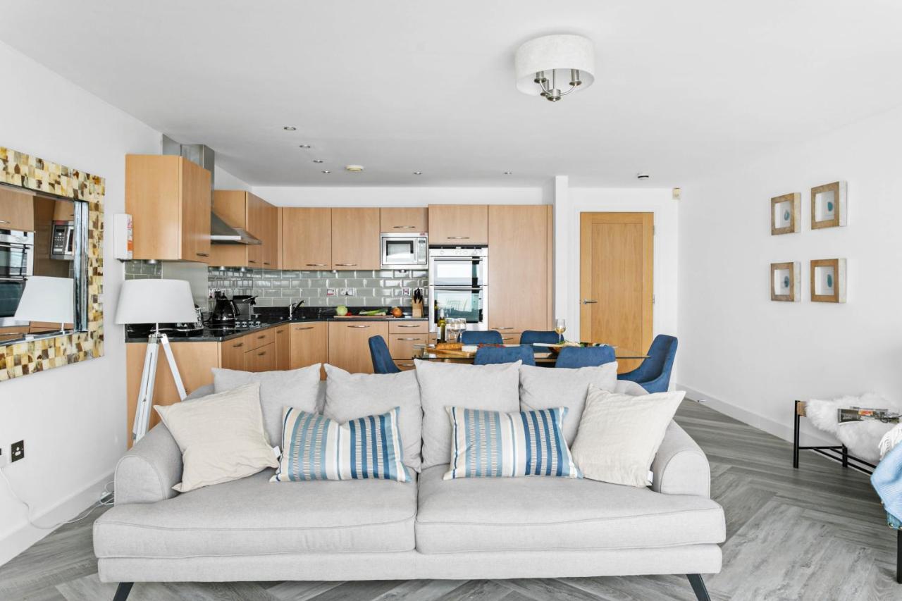 A7 Masts - Striking Beach Bolthole Apartment With Beautiful Sea Views Private Balcony & Parking Torquay Buitenkant foto