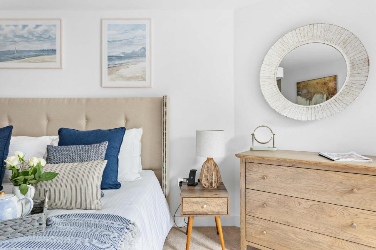 A7 Masts - Striking Beach Bolthole Apartment With Beautiful Sea Views Private Balcony & Parking Torquay Buitenkant foto