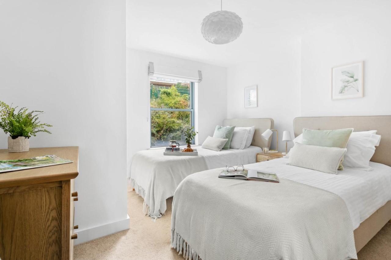 A7 Masts - Striking Beach Bolthole Apartment With Beautiful Sea Views Private Balcony & Parking Torquay Buitenkant foto