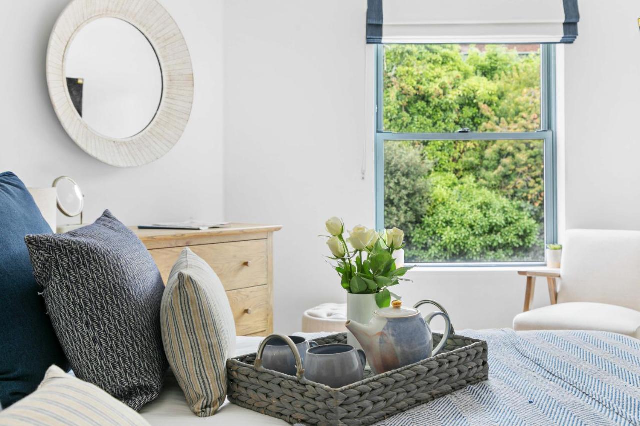 A7 Masts - Striking Beach Bolthole Apartment With Beautiful Sea Views Private Balcony & Parking Torquay Buitenkant foto
