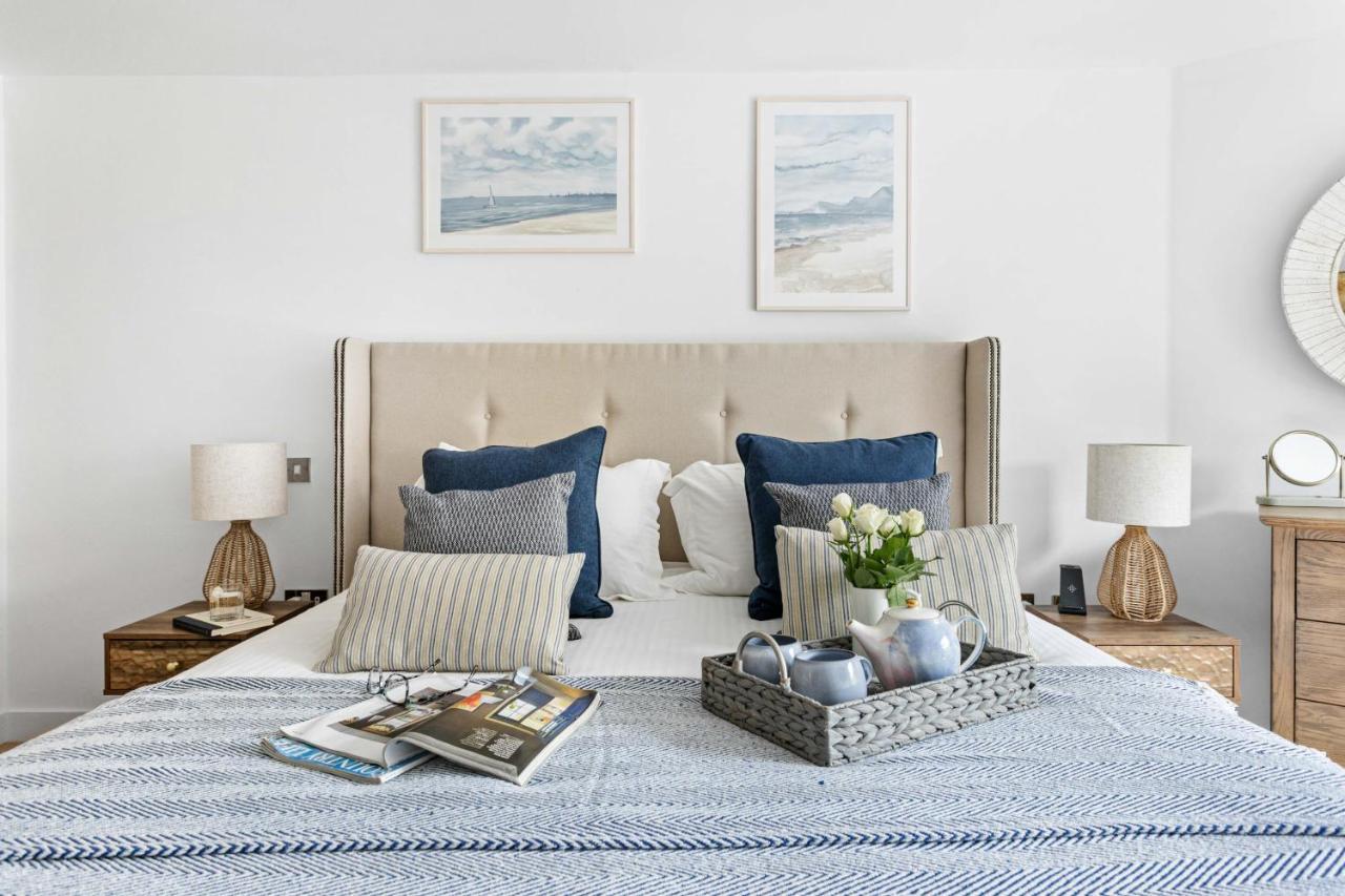 A7 Masts - Striking Beach Bolthole Apartment With Beautiful Sea Views Private Balcony & Parking Torquay Buitenkant foto