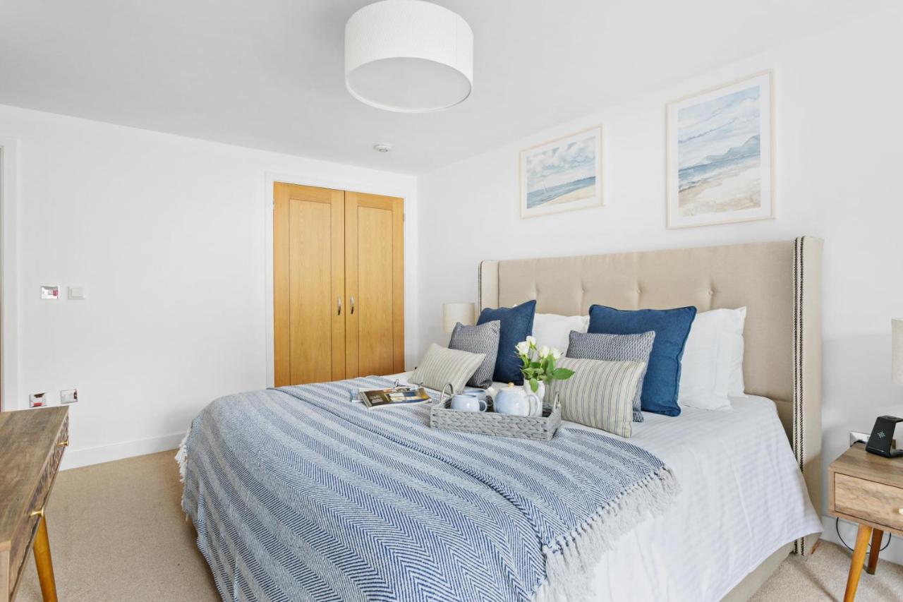A7 Masts - Striking Beach Bolthole Apartment With Beautiful Sea Views Private Balcony & Parking Torquay Buitenkant foto
