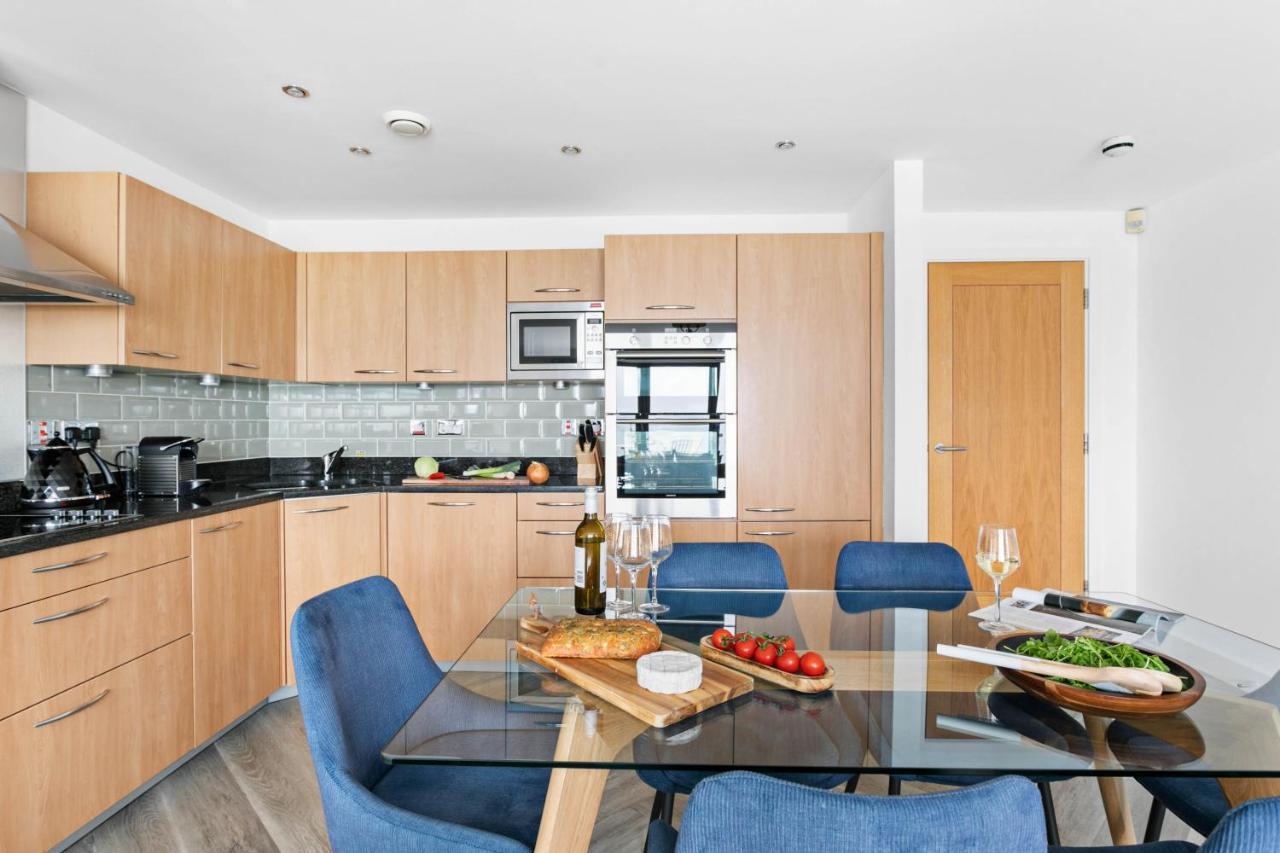 A7 Masts - Striking Beach Bolthole Apartment With Beautiful Sea Views Private Balcony & Parking Torquay Buitenkant foto