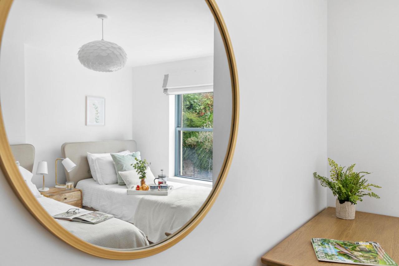 A7 Masts - Striking Beach Bolthole Apartment With Beautiful Sea Views Private Balcony & Parking Torquay Buitenkant foto