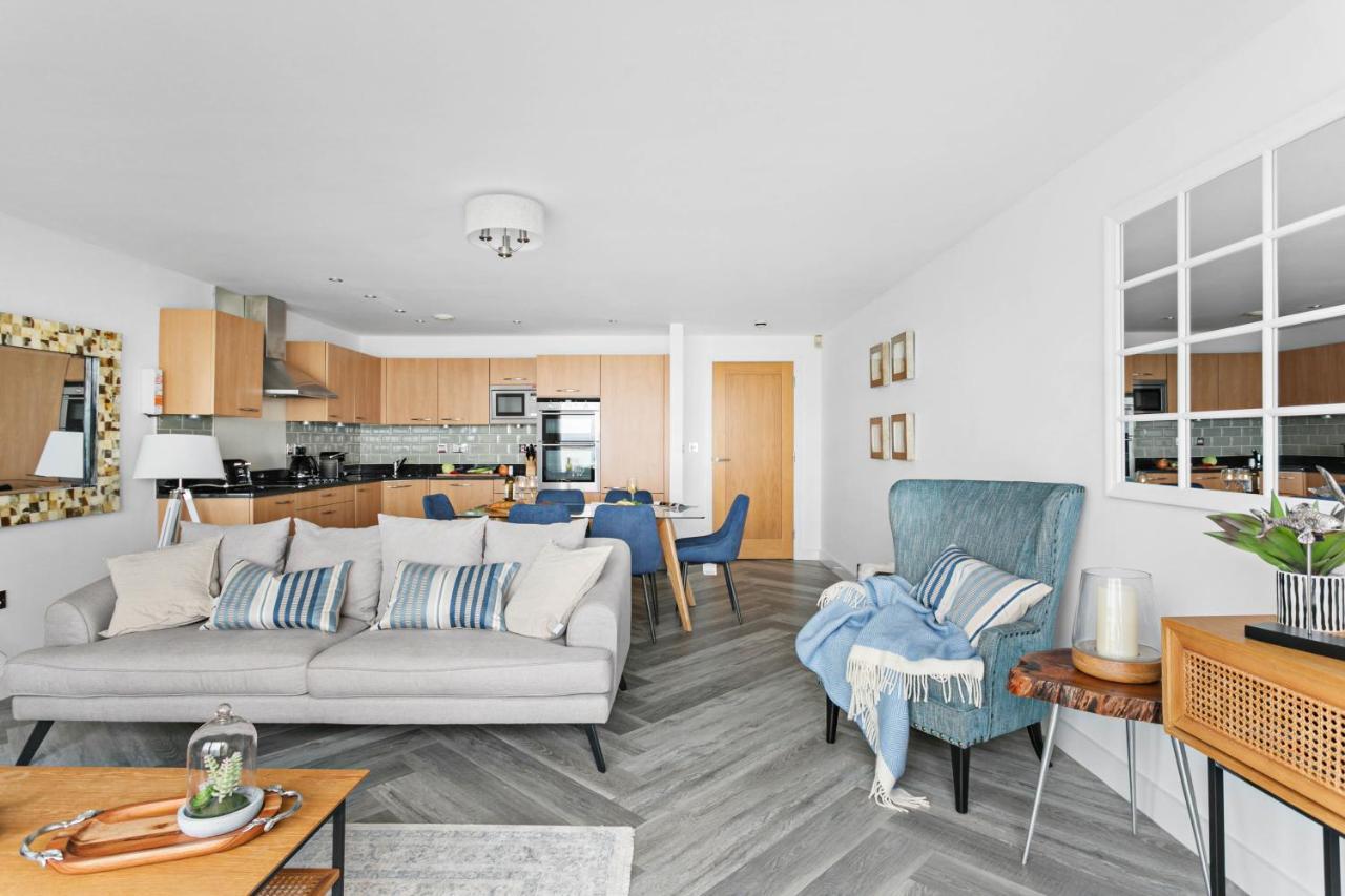 A7 Masts - Striking Beach Bolthole Apartment With Beautiful Sea Views Private Balcony & Parking Torquay Buitenkant foto