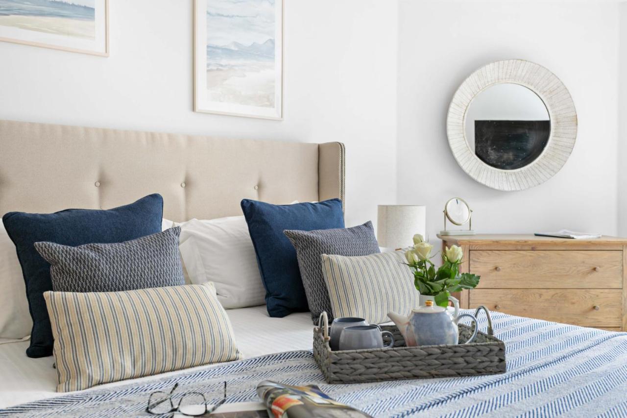 A7 Masts - Striking Beach Bolthole Apartment With Beautiful Sea Views Private Balcony & Parking Torquay Buitenkant foto