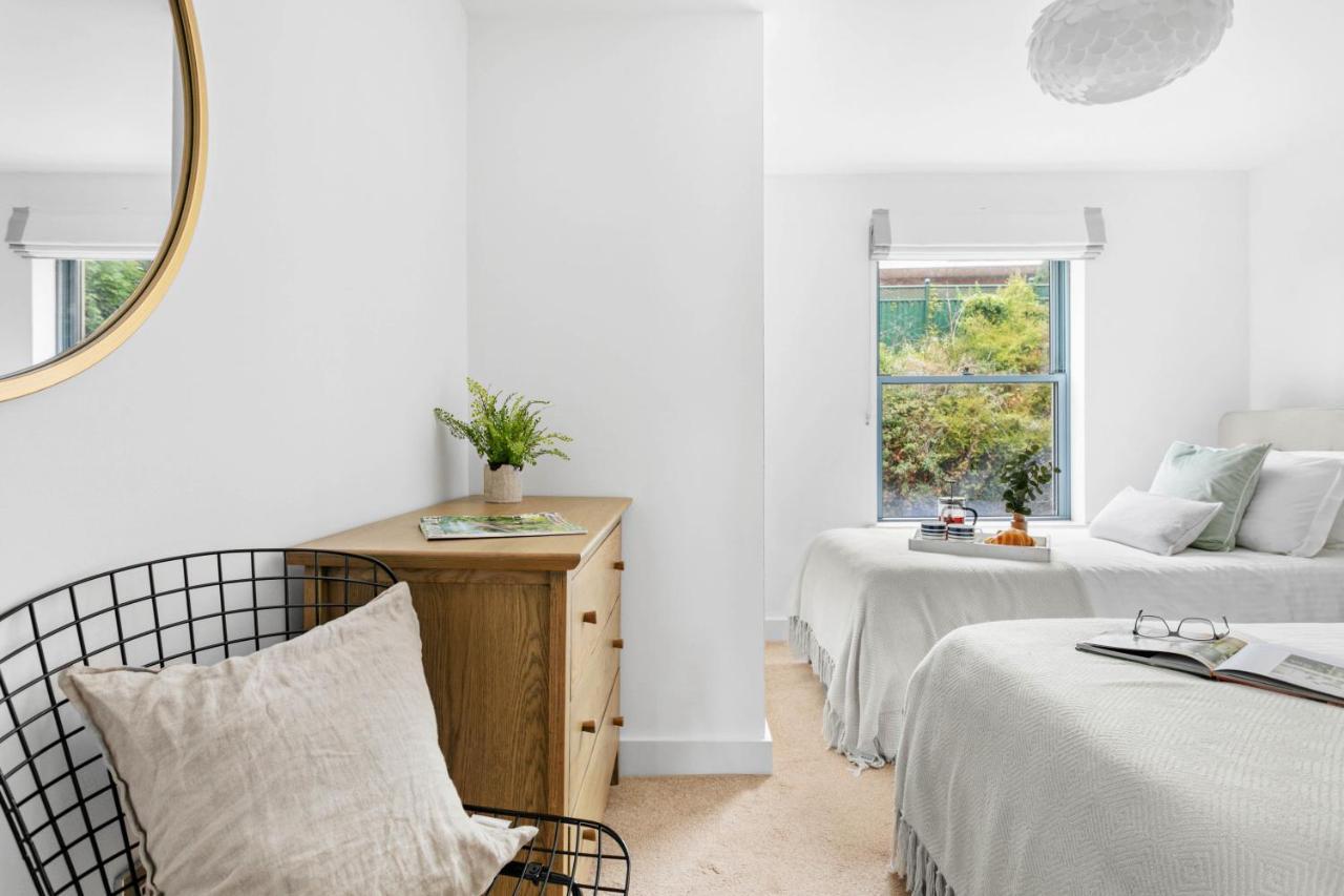A7 Masts - Striking Beach Bolthole Apartment With Beautiful Sea Views Private Balcony & Parking Torquay Buitenkant foto